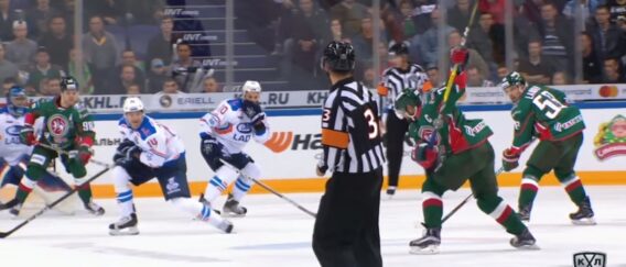 Andrei Markov anota su primer gol en la KHL